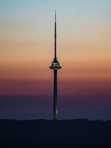 Saulei leidžiantis dangus nuspalvinamas įvairiaspalve gama. O nuo Trijų Kryžių kalno atsiveria puikus vaizdas į Vilniaus televizijos bokštą.