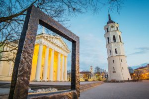 Vilniaus katedra žvilgsnyje pro skulptūros rėmą