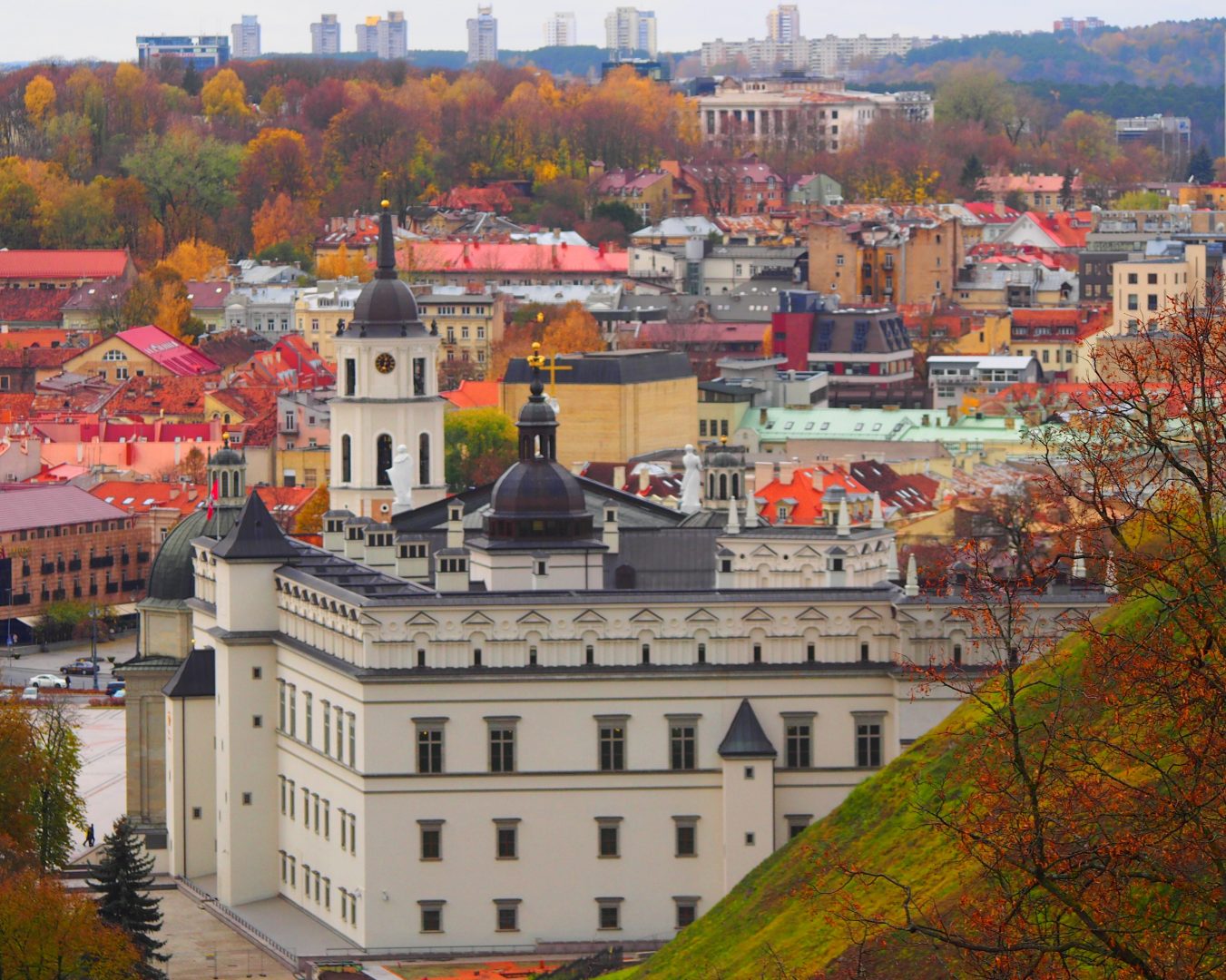 Valdovų rūmai nuo Trijų Kryžių kalno